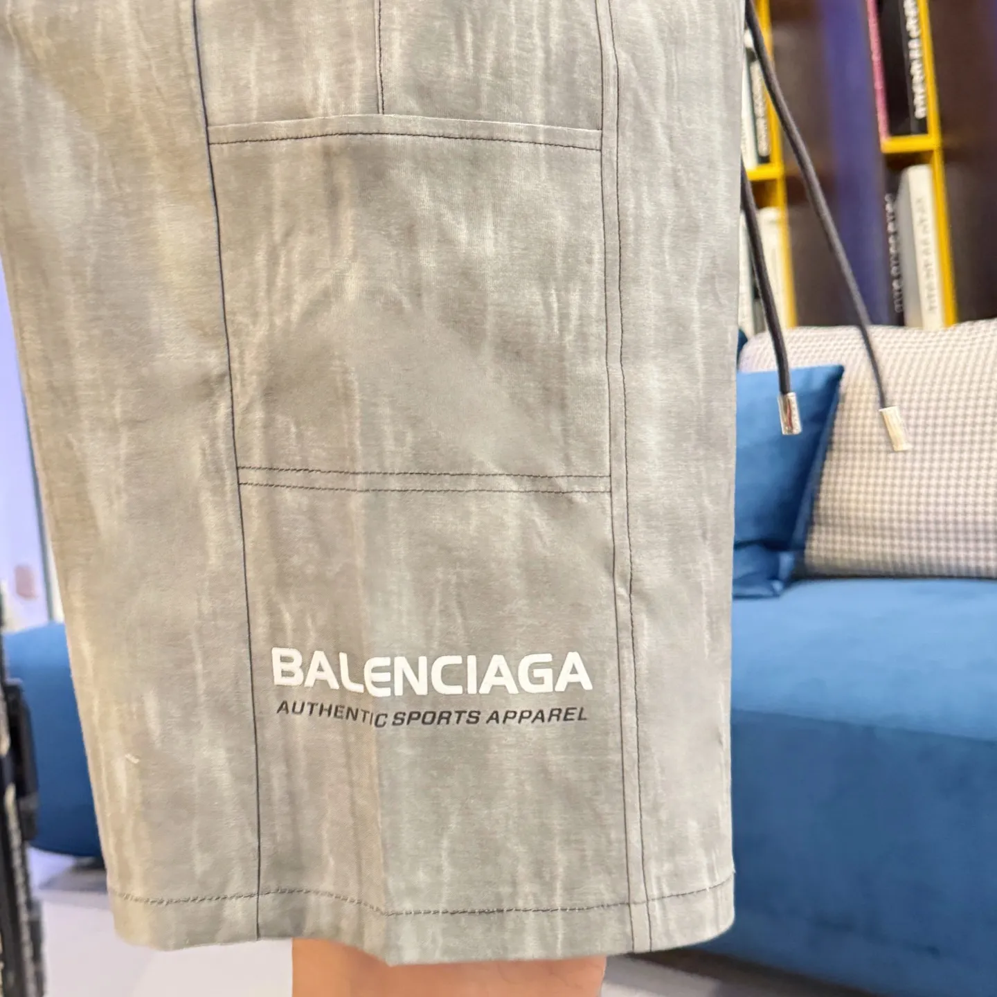 Balenciaga's three-standard complete 2026 summer New Arrival men's casual shorts, advanced custom-made Breathable fabric, Breathable fabric, extremely stretchy and comfortable, impeccable details, top-grade accessories, original logo design concept, delicate and soft feel! The upper body fit is awesome! Size: M-XXXL Please state your height and weight when ordering
